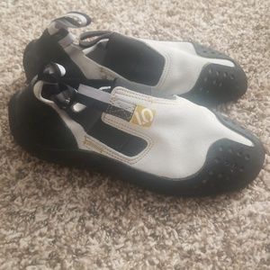 *NEVER WORN* Five Ten Anasazi Rock Climbing shoes